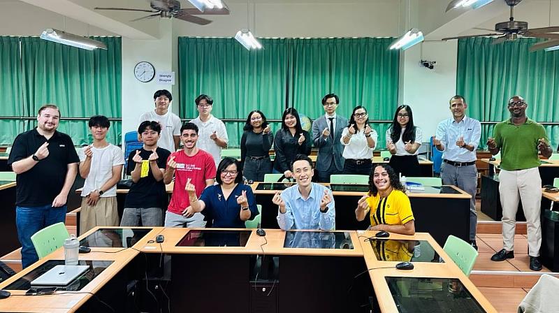 貝里斯駐台大使梅凱瑟於交流活動後與國際事務系師生合影留念。