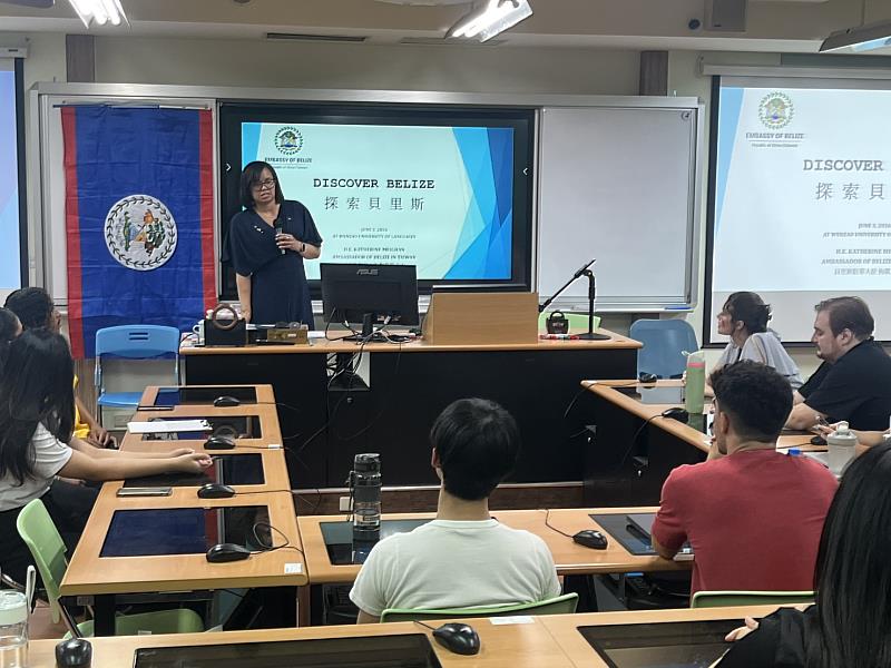 貝里斯駐台大使梅凱瑟於師生交流活動中進行專題簡報，分享貝里斯文化特色、國際發展與外交經驗，並與現場師生熱絡互動交流。