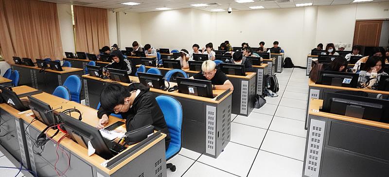 文化大學積極整合課程資源與教學支持，打造優質且多元的英文學習場域，提供學生更完善的語言訓練與學習條件。