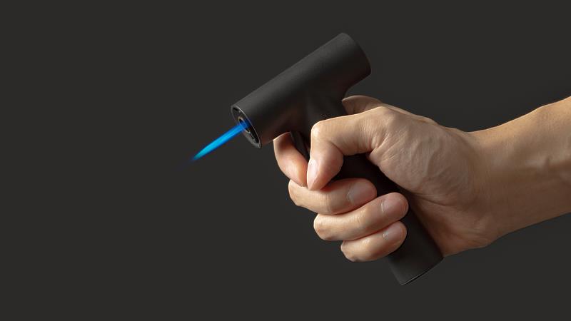 HMM推出全新作品「T-Torch」,以極簡 T 字造型重新詮釋噴槍設計。