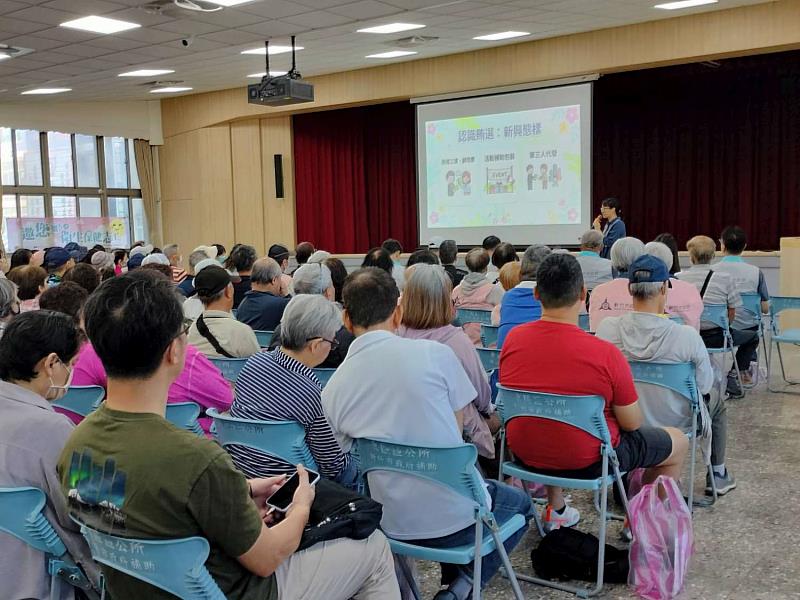 政風處於東區區公所推動反賄選與行政中立宣導。