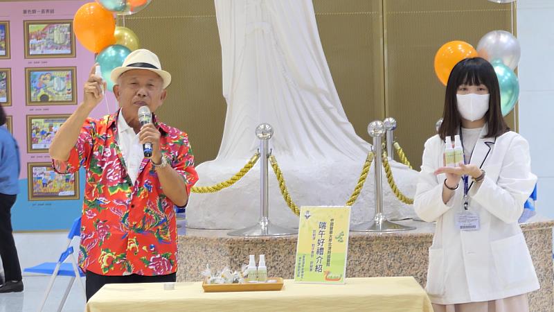 北港社區長輩會場體驗艾草、香藥草等植物做保健。