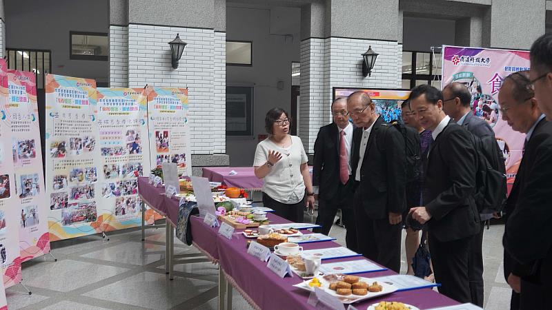 育達科技大學休閒創意學院陳淑貞院長與委員分享本校執行第4期USR「食尚慢活、銀造健康-共創苗栗幸福山城計畫」執行成果。