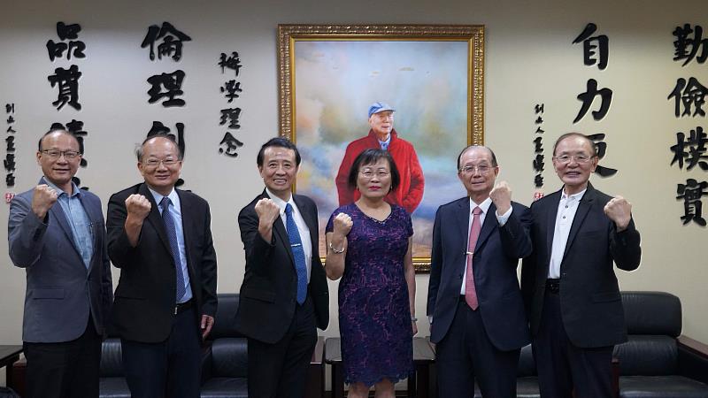 育達科技大學吳菊校長(右3)與「臺灣教育大學系統前總校長吳清基」委員(右2)、「弘光科技大學前校長方國權」委員(左3)、「澎湖科技大學前校長黃有評」委員(左1)、前「臺灣觀光學院校長李銘輝」委員(右1)等教育界代表人與本校龍清勇副校長(左1)合影。