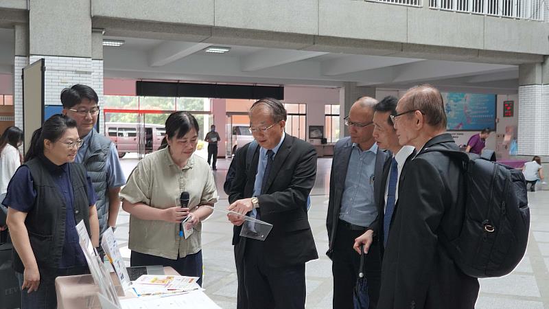 委員指導本校AI跨域成果展幼兒保育系學生創作作品。