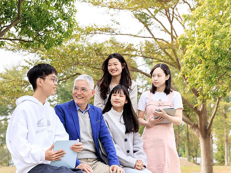 南華大學招生亮眼分發率達86%，圖為高俊雄校長關心學生的學習。