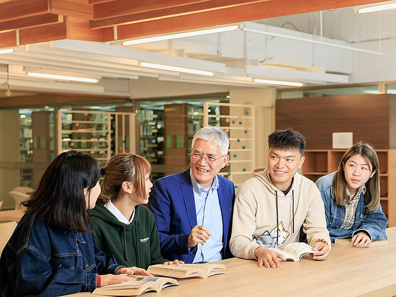 南華大學招生亮眼分發率達86%，圖為高俊雄校長關心學生的學習。