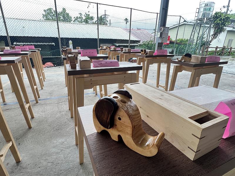 從一塊木頭到一件作品 臺東縣府木工傢俱職訓班結訓展現職人新力量