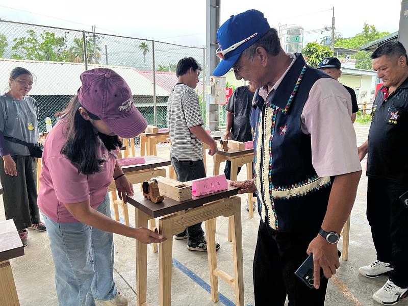 從一塊木頭到一件作品 臺東縣府木工傢俱職訓班結訓展現職人新力量
