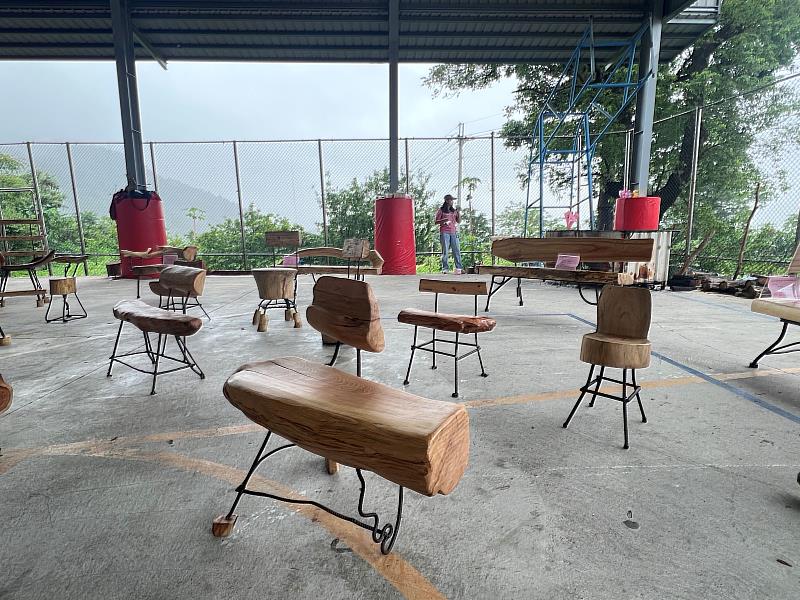 從一塊木頭到一件作品 臺東縣府木工傢俱職訓班結訓展現職人新力量