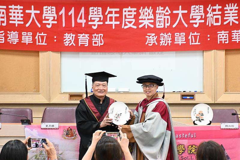 南華大學終身學院院長知賢法師（右）代表終身學習學院接受班代簡寶堂致贈手作感恩禮。
