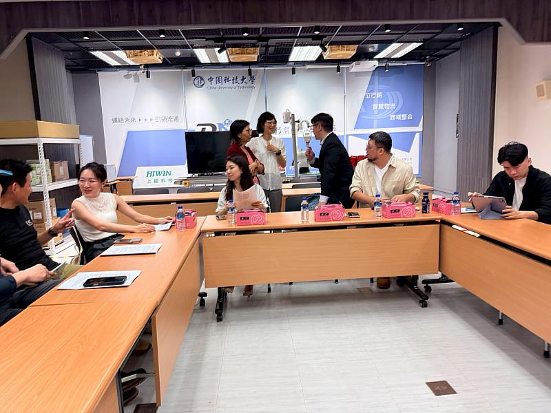 座談會間校友與師長交流。（照片/校方提供）