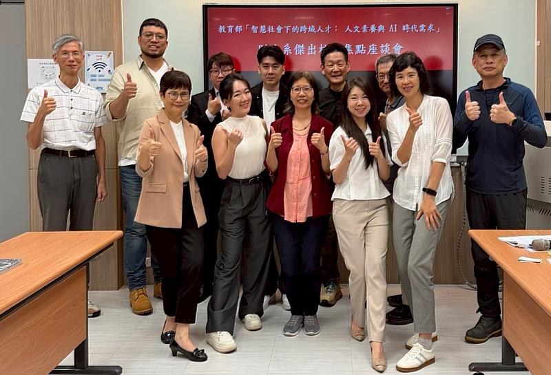 中國科大財金系系友與老師們會後合影。(照片/校方提供)