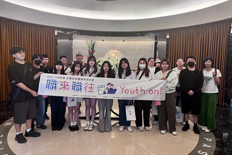 中國科大財金系師生於中租控股合影。（照片/校方提供）
