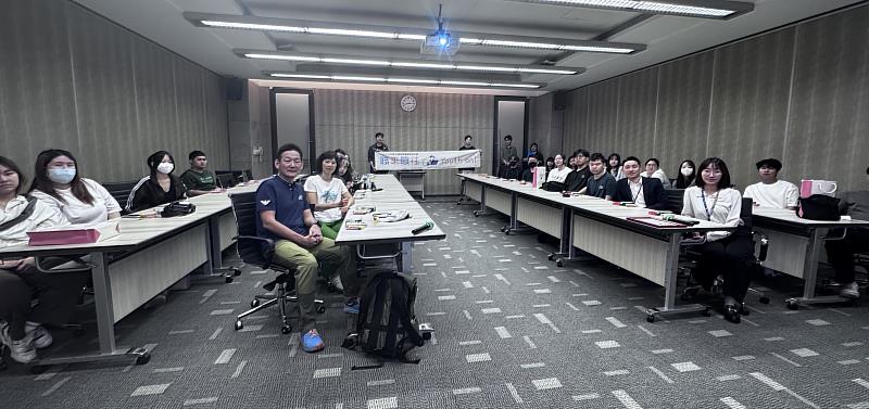 中國科大財金系全體師生與中租控股主管合影。（照片/校方提供）