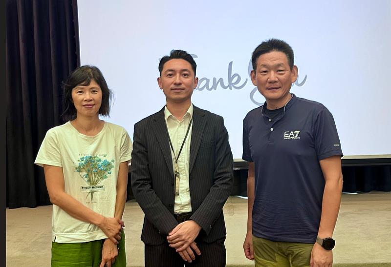 中國科大財金系呂青樺老師（左）、王立德老師（右）與中租控股主講經理合影。（照片/校方提供）