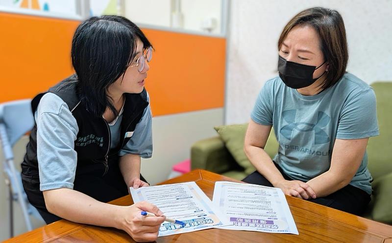 北分署花蓮就業中心就服員(左)向民眾說明勞工就業通計畫內容(非文中個案)。