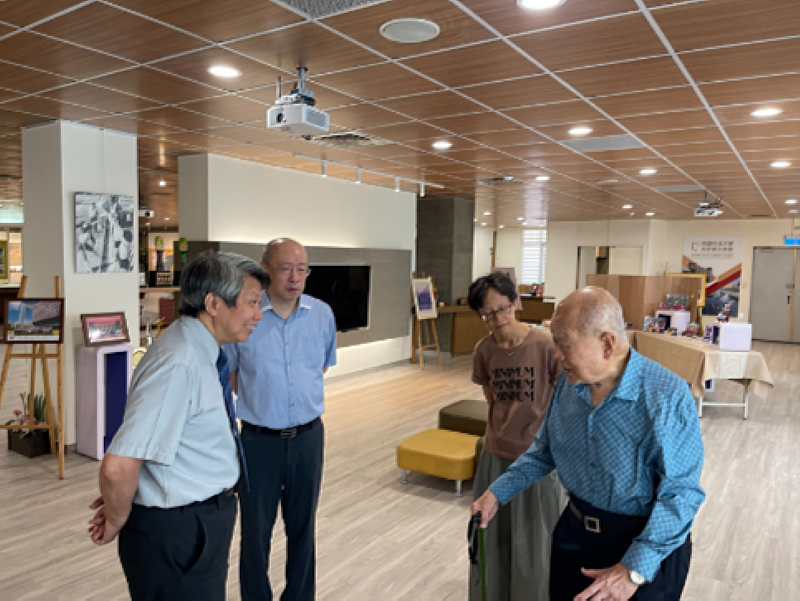 【薪火相傳・前輩緬懷】張志豪董事（左2）、吳中和董事（左1）與辛忠道董事（右1）共同參觀校史館常設展，在歷任董事長著作前駐足，感念涓滴成流、守護南臺的創校精神。