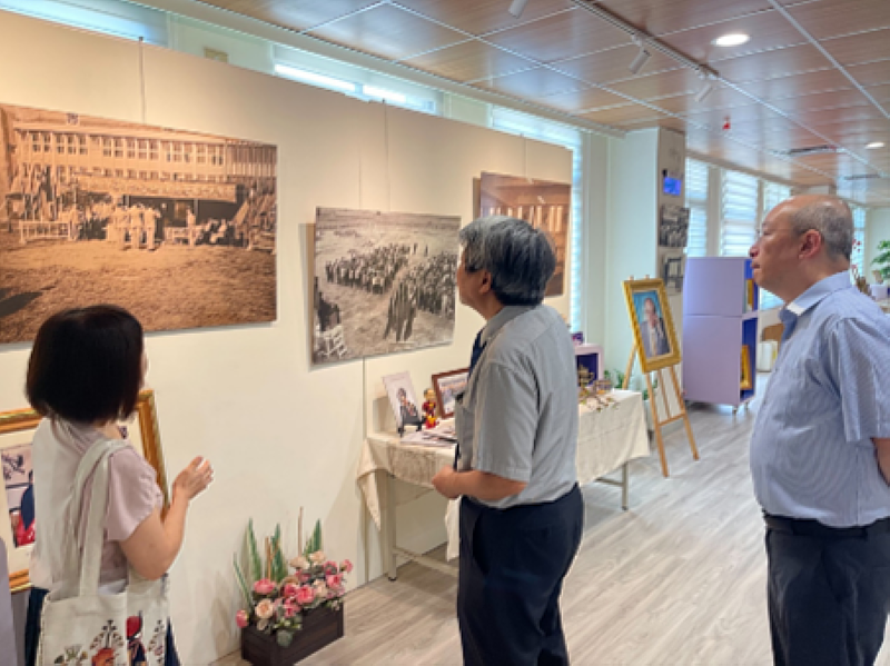 【典範重現・董事長觀展】張信雄董事長之長子張志豪董事（右）與其舅吳中和董事（中），於預展期間聯袂蒞臨改建完成之校史館，專注觀看「既然領先，一定最好」張董事長紀念專輯與珍貴史料。