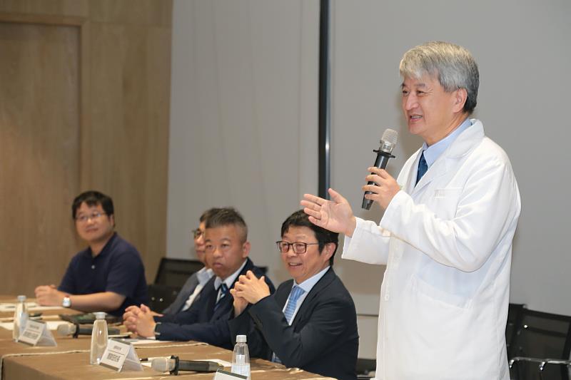 臺大癌醫院長吳耀銘致詞。