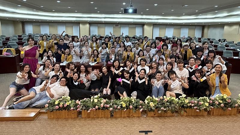 【女力齊聚・自信展現】南臺科大115年春季老闆娘學院舉辦溫馨結訓典禮。圖為全體師生合影，展現跨域實作與終身學習量能。