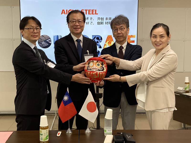 金屬中心、日本愛知製鋼、喬智開發、台灣馬達協會簽署MOU交換禮物。