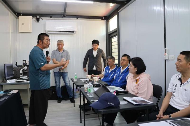Clam farming expert Li Tsung-tsan explains intelligent monitoring and sampling analysis.