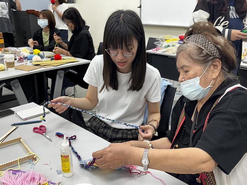 學生與長者共同手作。