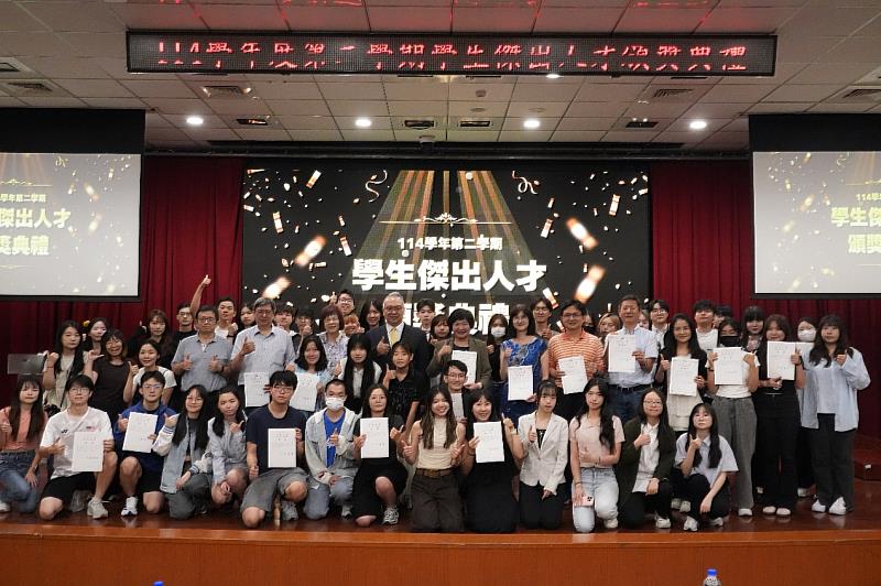 世新大學學生傑出人才獎勵頒獎典禮,114-2共69組學生獲表揚,涵蓋廣播金鐘、國際攝影大獎、全球新創競賽、電競、文學、體育與主持等多元面向,展現跨域實作與專業培育成果。(世新大學提供)