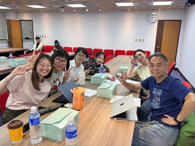 世新大學成露西論文獎學金獲獎博士生與同學熱烈交流傳播議題。(世新大學提供)