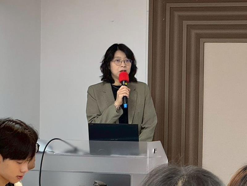 世新大學新聞傳播學院院長李佩霖鼓勵學生保有研究熱情。(世新大學提供)