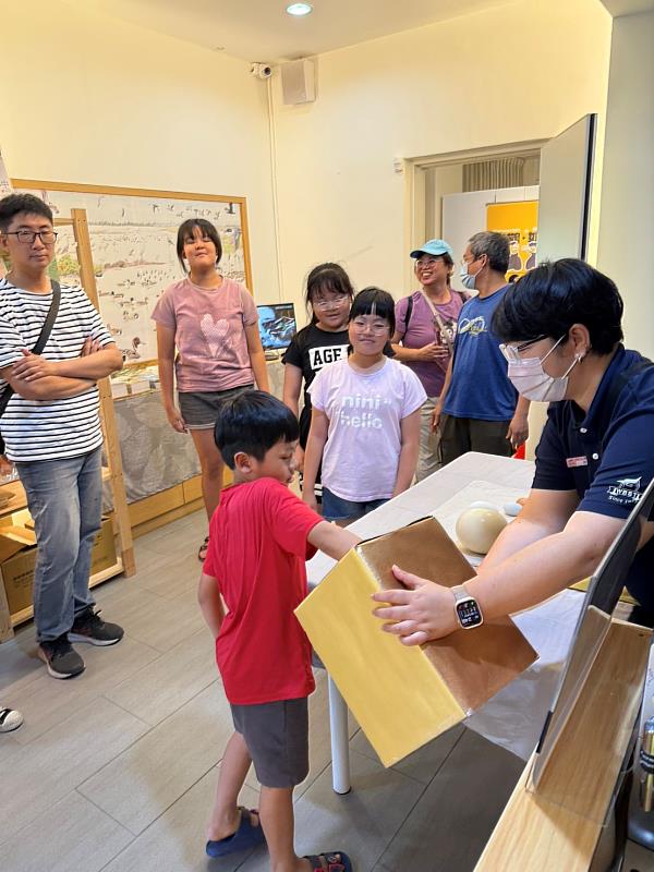 民眾進入鰲鼓濕地生態展示館即可自由參加立蛋王活動，完成挑戰後，還可參加小禮物抽獎。