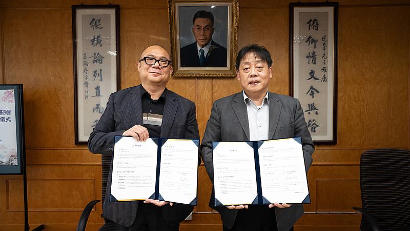 中國文化大學與兆基屋管簽署合作備忘錄，由校長王子奇（右）與董事長李建成（左）代表簽約，共同打造安全、合法且優質的校外賃居環境。