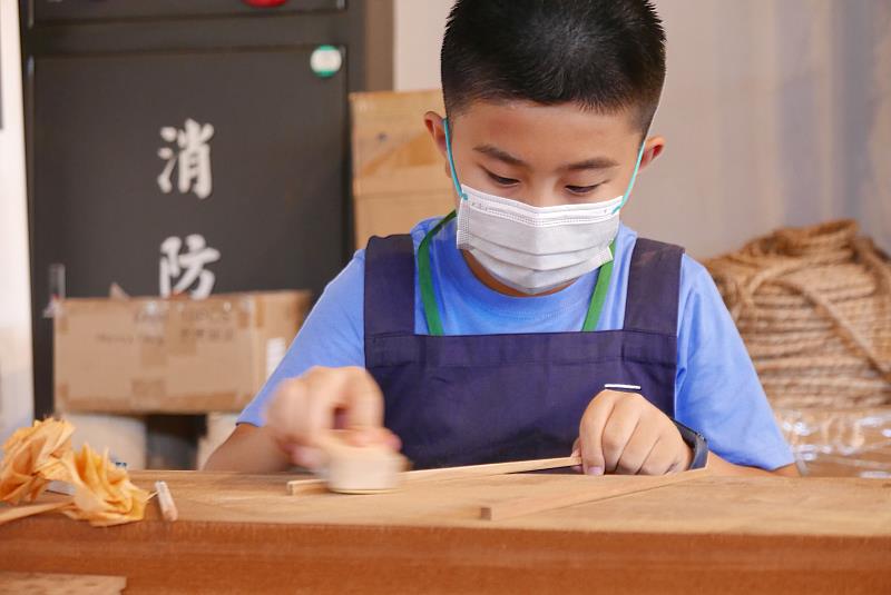 魯班公誕辰限定活動「小小魯班公祈福手作體驗」,邀請小朋友向祖師爺誠心祈福,並親手製作傳統鉛筆,感受工藝職人的專注匠心與傳統文化溫度。