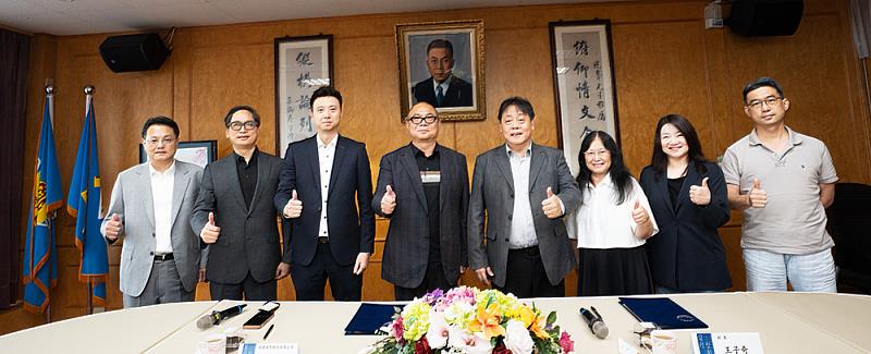 文化大學攜手兆基屋管打造優質校外賃居環境，兆基屋管董事長李建成及多位高階主管皆為文大校友，此次合作展現校友回饋母校、提攜學弟妹的溫暖傳承；簽約儀式後，李建成董事長與文化大學校長王子奇及行政團隊共同合影留念。