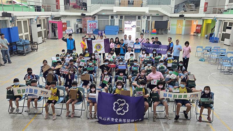 穿新鞋走好路！救國團攜手愛無限關懷協會 跨縣市送愛雲林6校