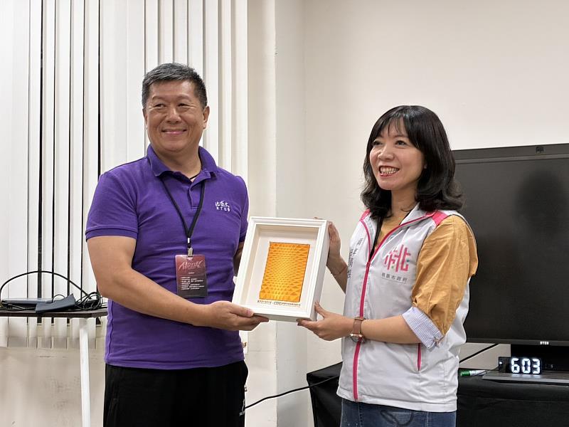 北商大創意科技產品設計系老師陳明熙(左)代表致贈紀念品予桃園市政府青年事務局局長侯佳齡(右)。