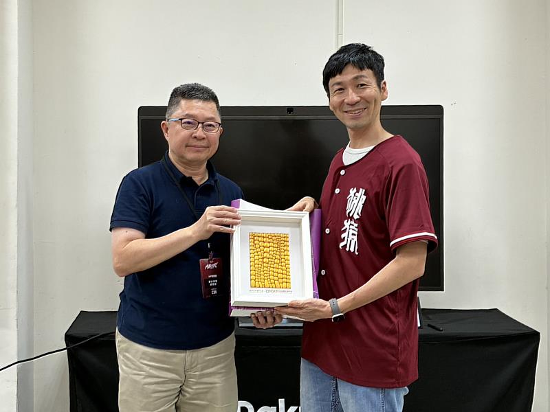國立台北商業大學副校長黃焜煌（左）致贈校方紀念品予樂天企業代表，期盼未來深化產學合作。