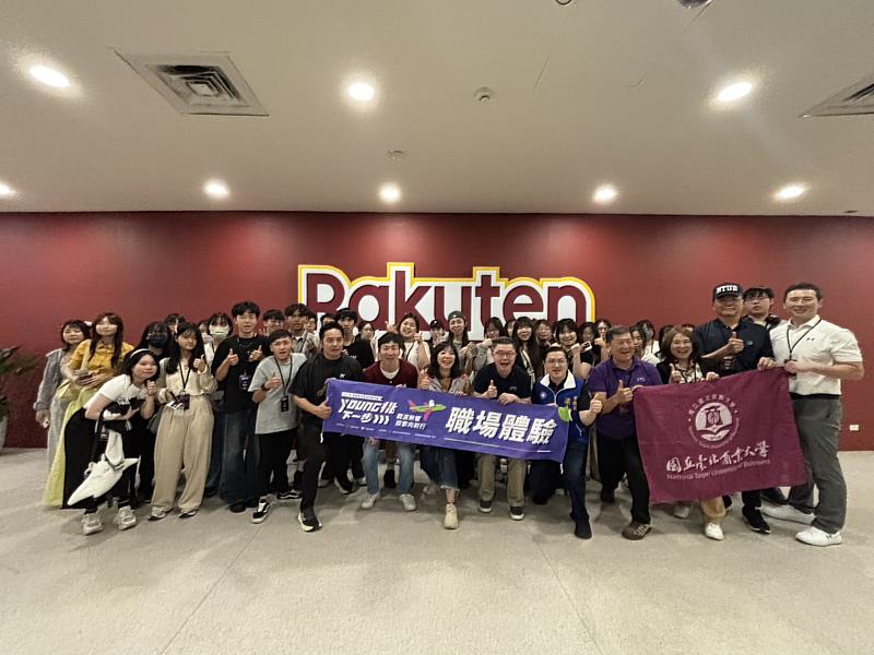 北商大副校長黃焜煌、桃園市青年局局長侯佳齡與參訪師生，於樂天企業總部內攜手合影。