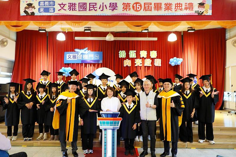 黃敏惠市長參加文雅國小畢業典禮。