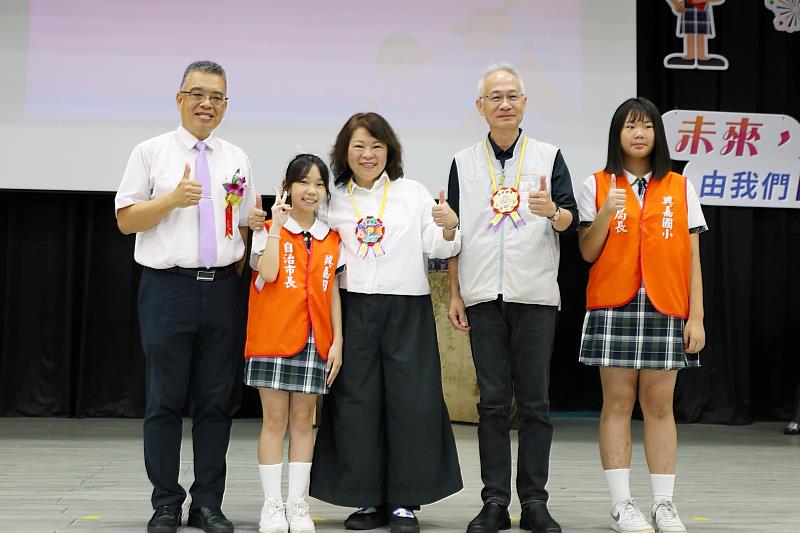 興嘉國小自治市長將五星市長特製胸花贈送給黃敏惠市長。