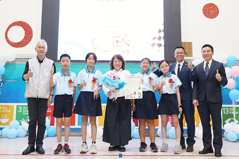 港坪國小畢業生為黃敏惠市長頒發最棒勇媽市長獎。