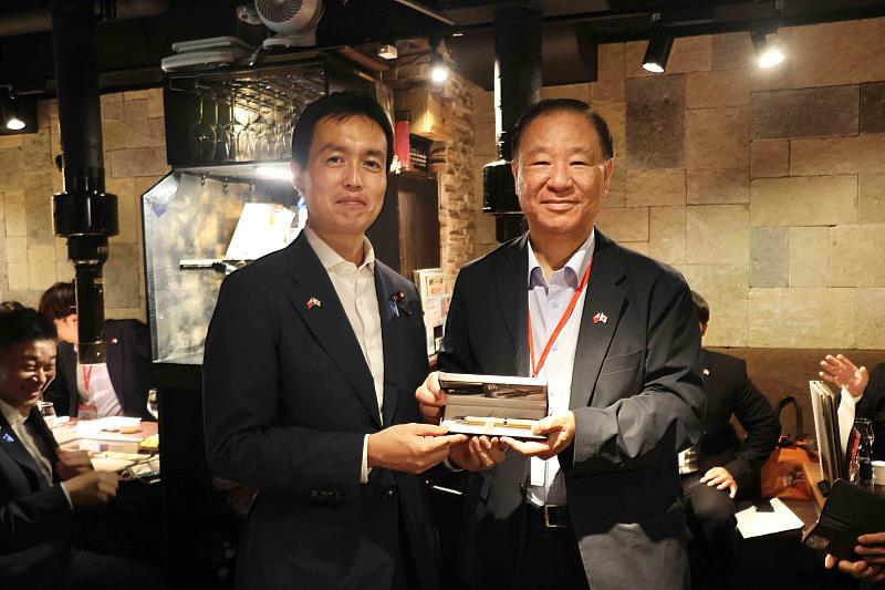 平沼正二郎局長與葛永光主任互贈禮品。