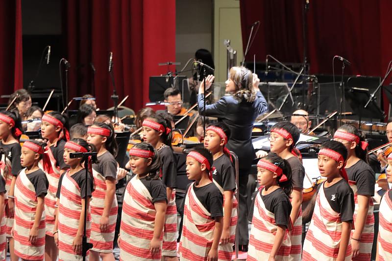 苗栗縣泰安鄉象鼻國小學童，身穿泰雅族傳統服飾登上張榮發基金會藝術季舞台，在長榮交響樂團伴奏下，以純淨嘹亮的歌聲演出，展現原鄉文化底蘊與偏鄉孩子豐沛的藝術能量。