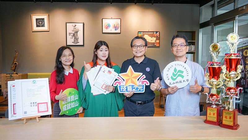 環工所碩士生林曉晴(左2)感謝許蕙琳院長(左起)、鐘俊顏副校長及葉仲超執行長的提攜與幫助。