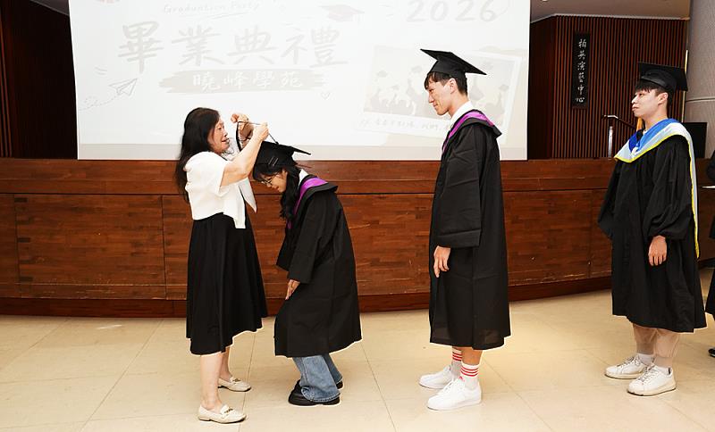 王淑音副校長親自為畢業苑生進行撥穗儀式,象徵學習階段圓滿完成,並祝福畢業苑生邁向嶄新未來。