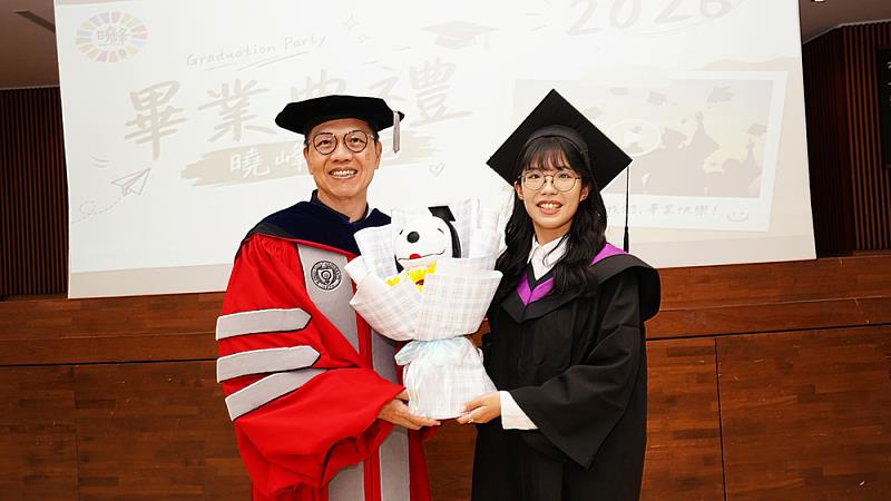 法律學系王品茵作為畢業生代表致詞,回顧在曉峰學苑的學習歷程,強調跨域合作的珍貴價值,並與苑生指導老師環境規劃暨生物資源學院陳維斌教授(左)合影留念。