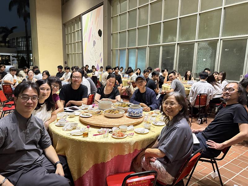 空設系畢業季辦桌送舊傳承情誼,師生們圍坐共享佳餚交流經驗。