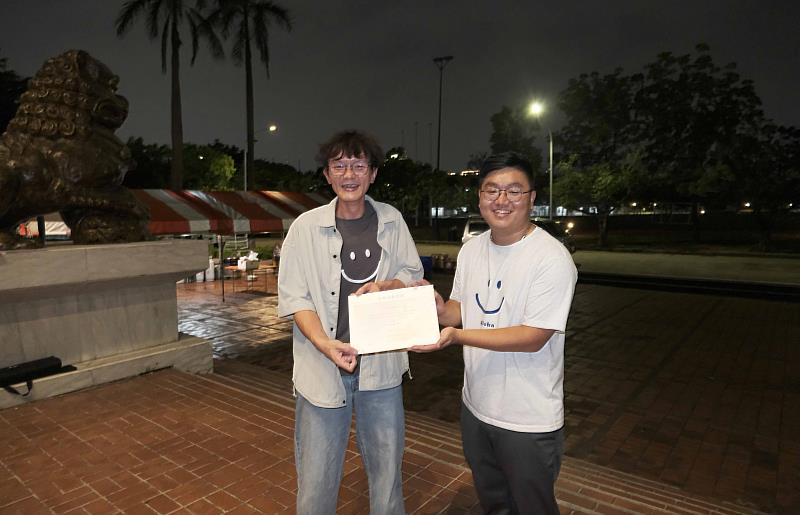 畢籌會總召夏偉良老師(左)與畢籌會長陳學諺(右)合影。