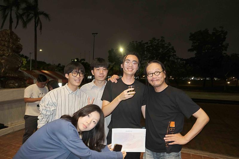 潘大謙老師（右1）與學生合影。